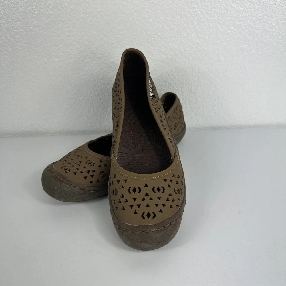 MukLuk sport Size 7 tan slip on Comfort Neutral Cut Outs Shoes Gently Used - Picture 1 of 7